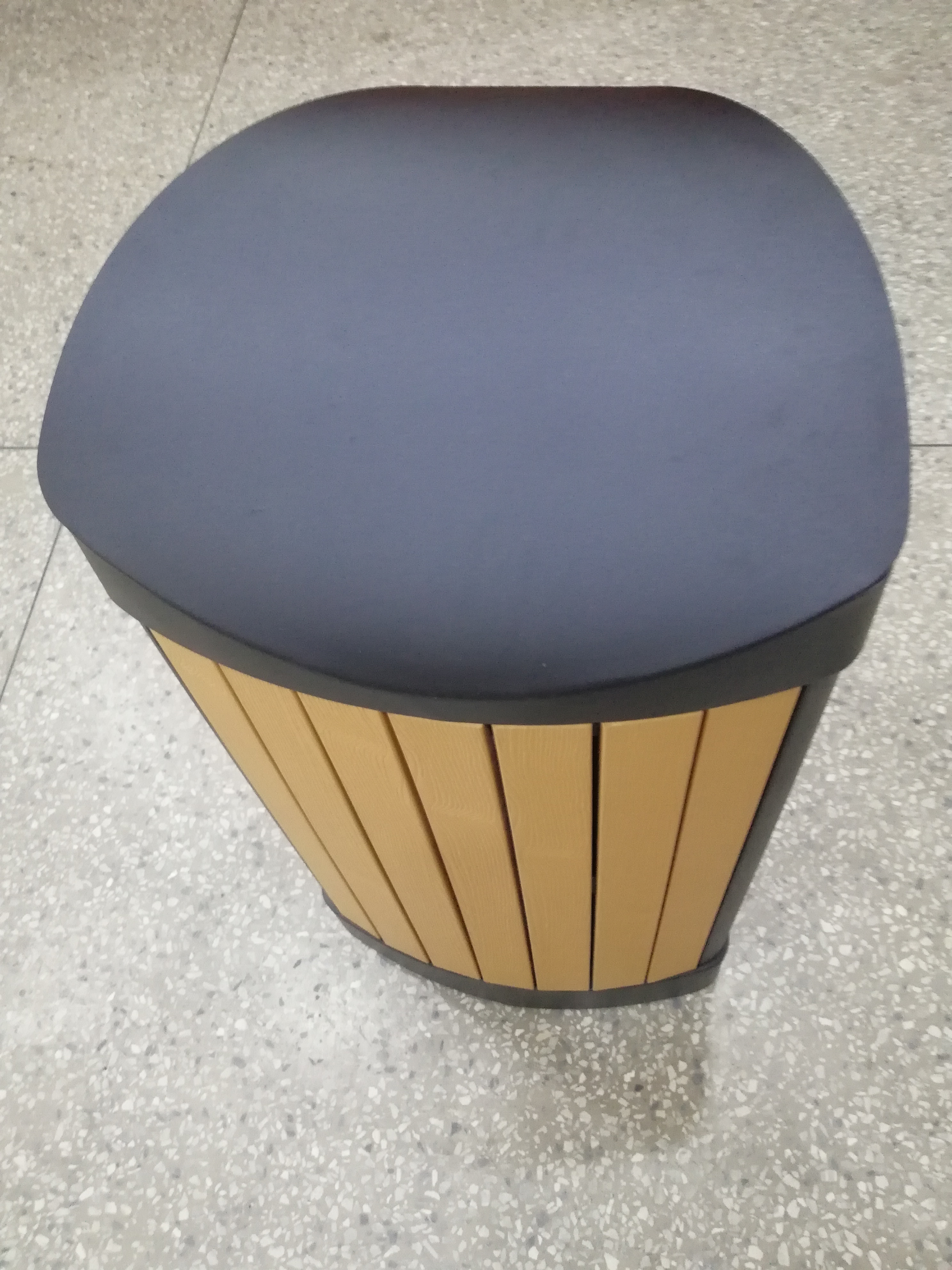  Outdoor dustbin with plastic wood HW-534