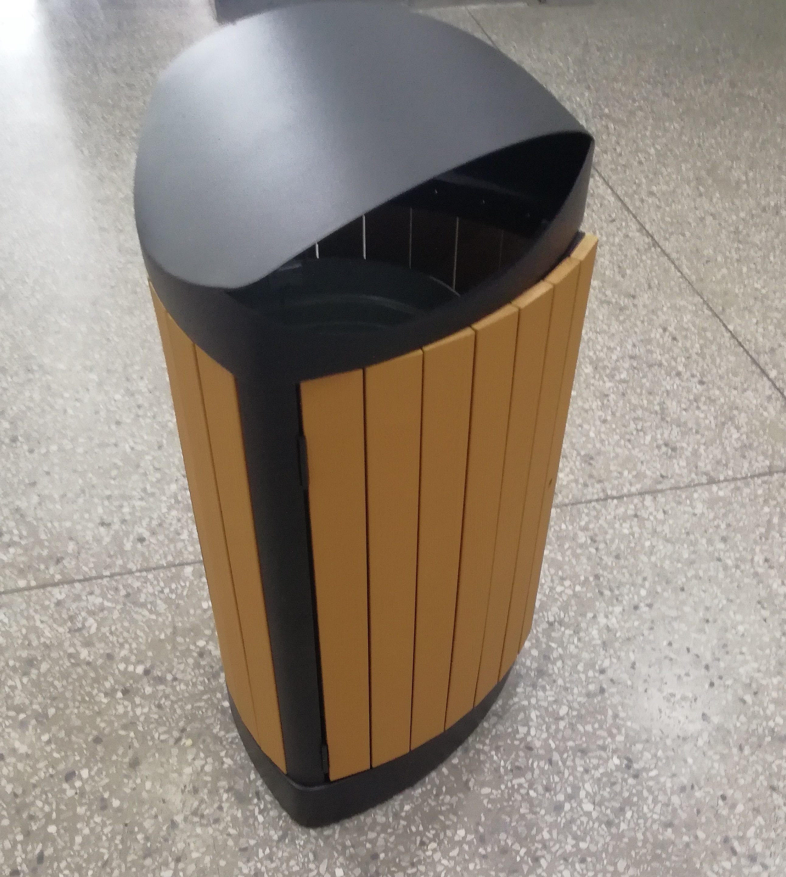  Outdoor dustbin with plastic wood HW-534