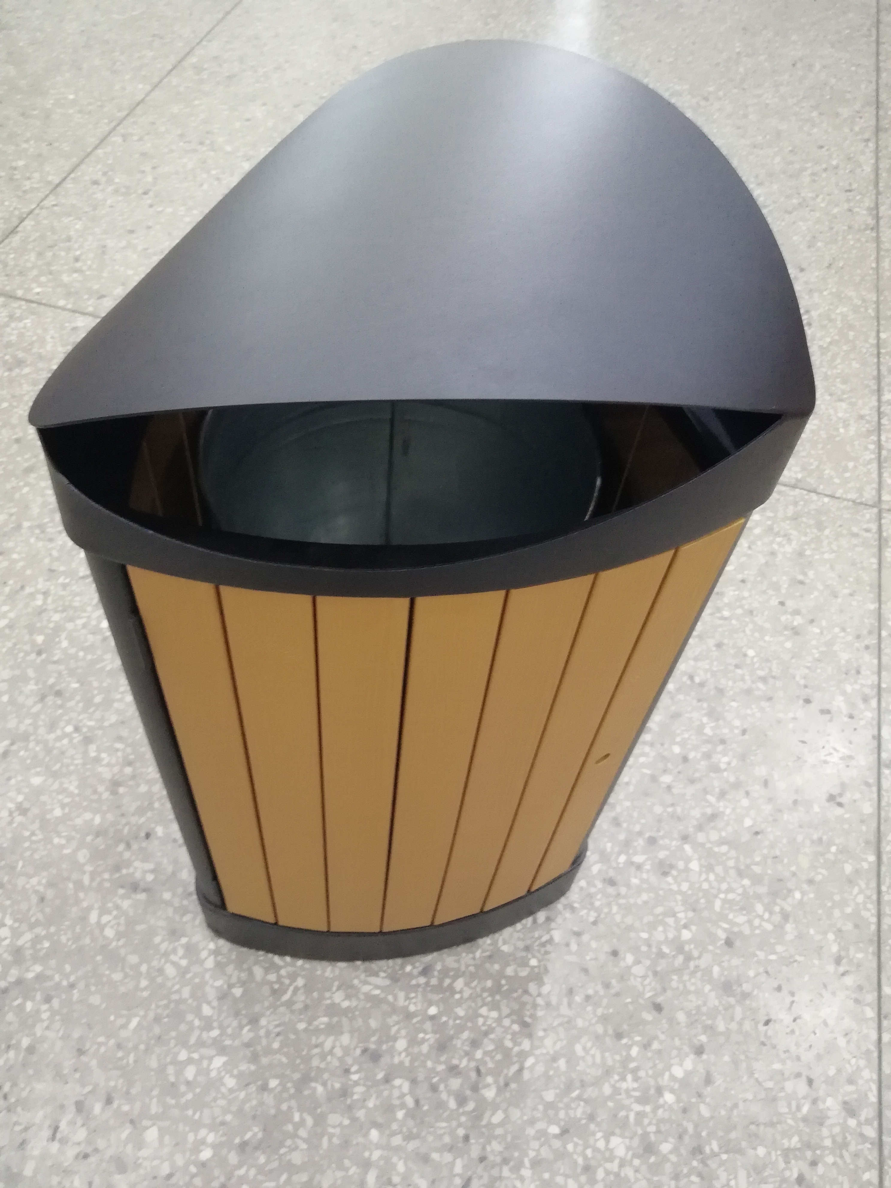  Outdoor dustbin with plastic wood HW-534