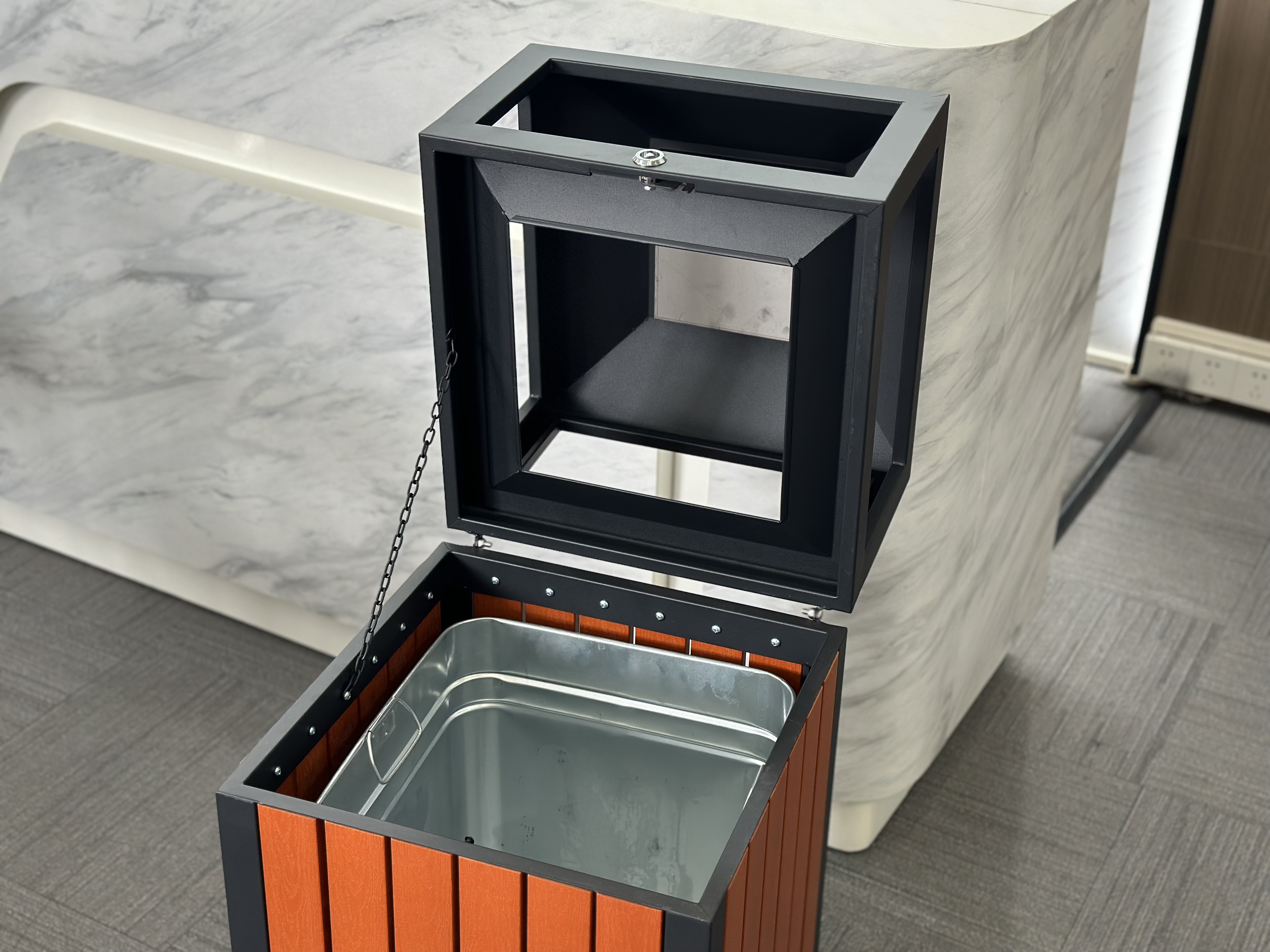 Heavy duty Plastic Wood trash can For outdoor use HW-04G